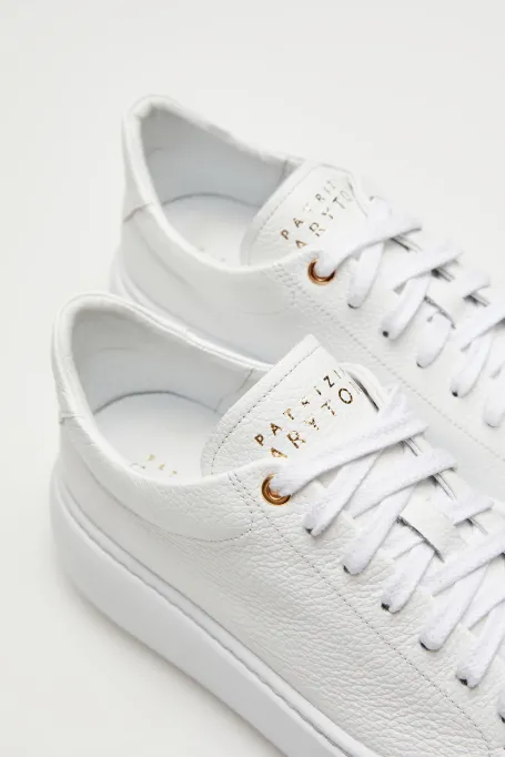 Bílé sportovní boty