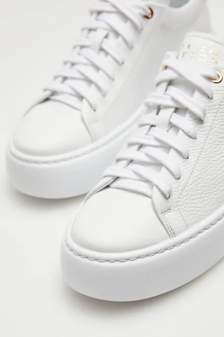 Bílé sportovní boty