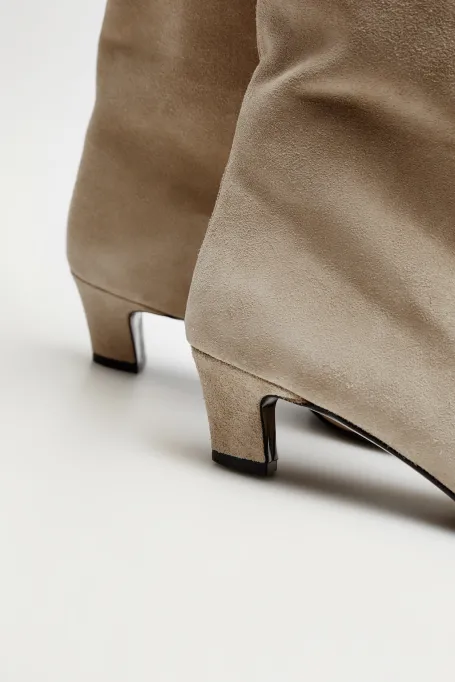 Beige kozačky ze semiše