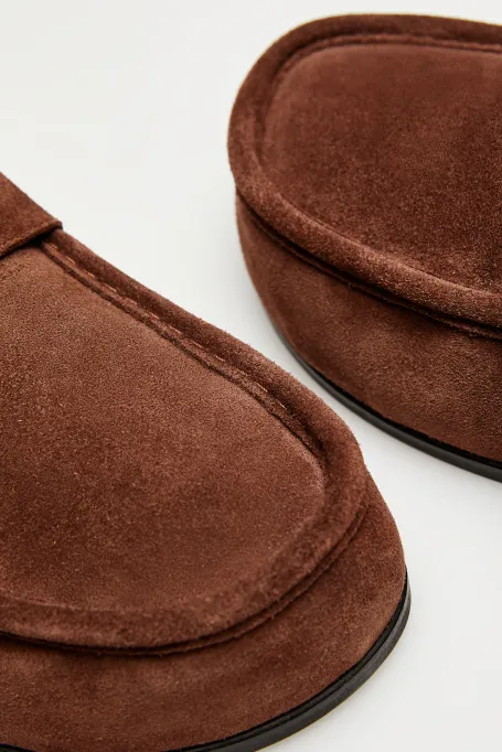 Hnědé nazouvací pantofle z nubukové kůže