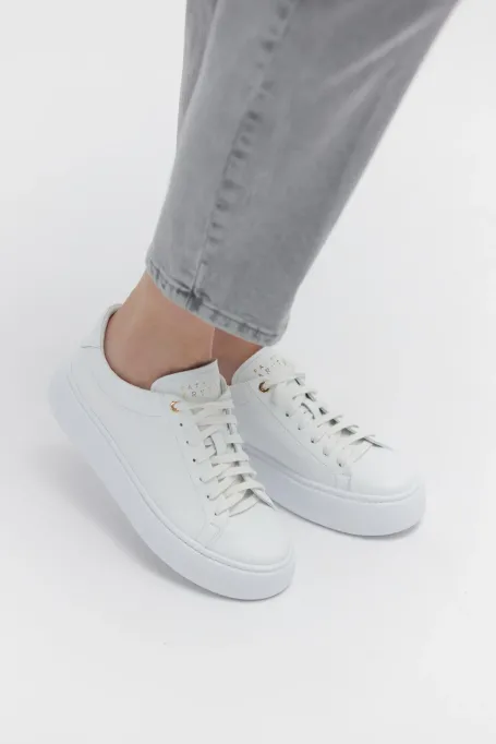 Bílé sportovní boty