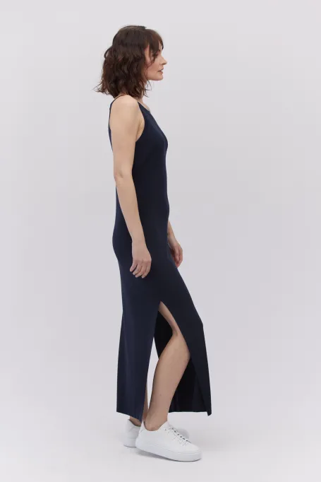 Modrá šaty s halter výstřihem