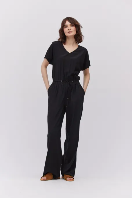 Černý hedvábný overal