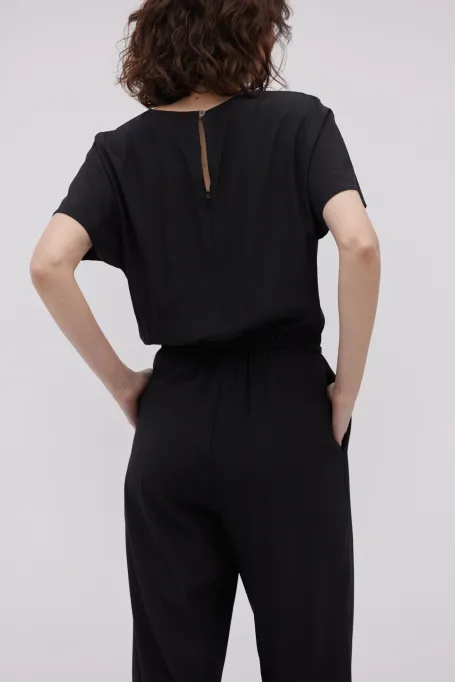 Černý hedvábný overal