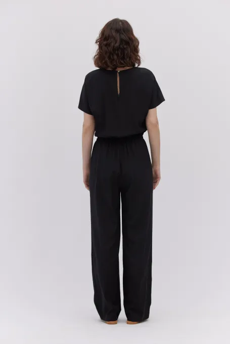 Černý hedvábný overal