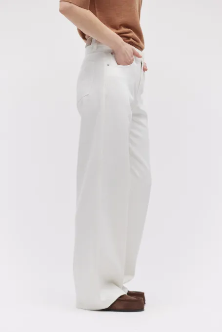 Bílé džíny s širokou nohavicí