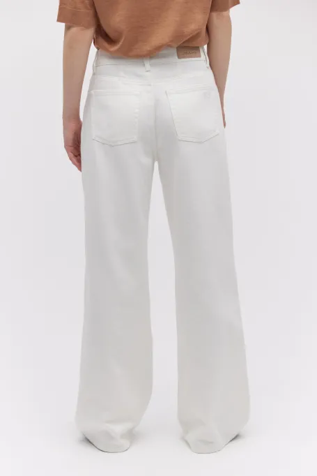 Bílé džíny s širokou nohavicí