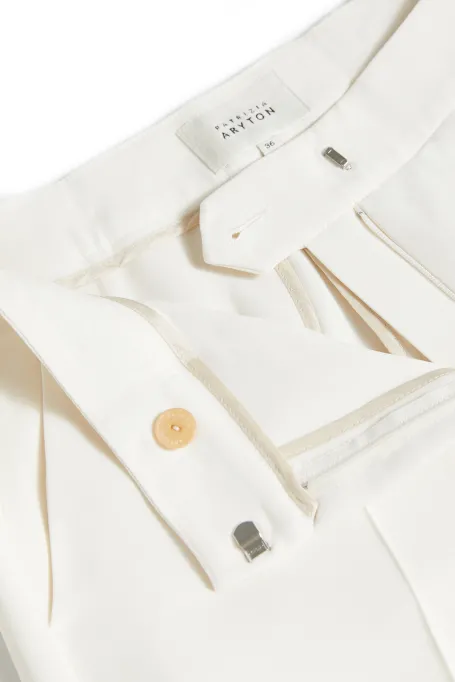 Bílé elegantní kalhoty s širokými nohavicemi