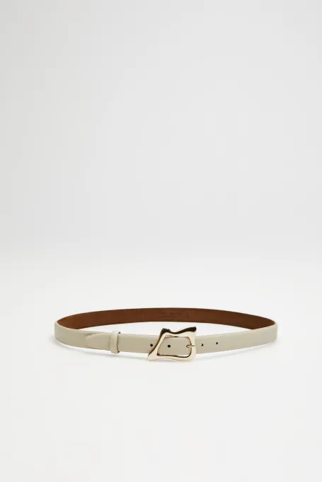 Béžový kožený pásek s ozdobnou sponou