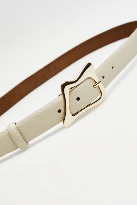 Béžový kožený pásek s ozdobnou sponou