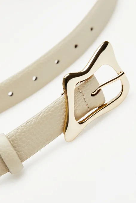 Béžový kožený pásek s ozdobnou sponou