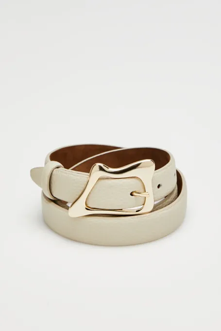 Béžový kožený pásek s ozdobnou sponou