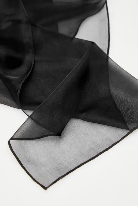 Černý hedvábný šál