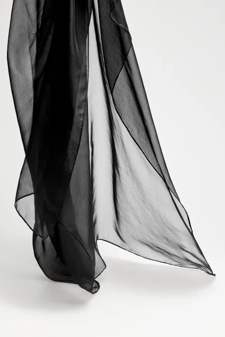 Černý hedvábný šál