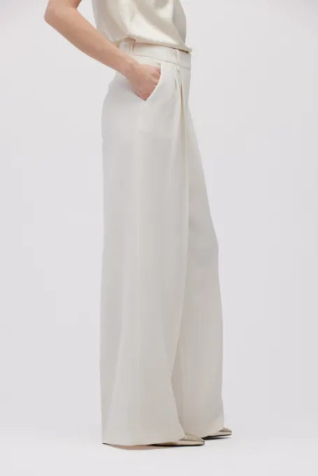 Bílé elegantní kalhoty s širokými nohavicemi