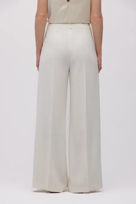 Bílé elegantní kalhoty s širokými nohavicemi