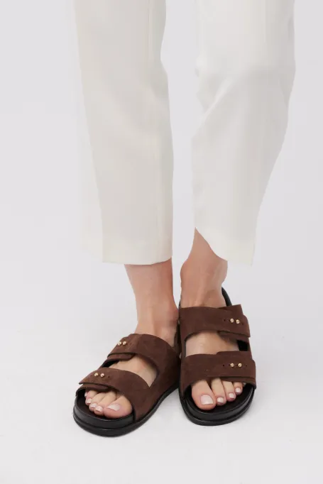 Hnědé pantofle z nubukové kůže