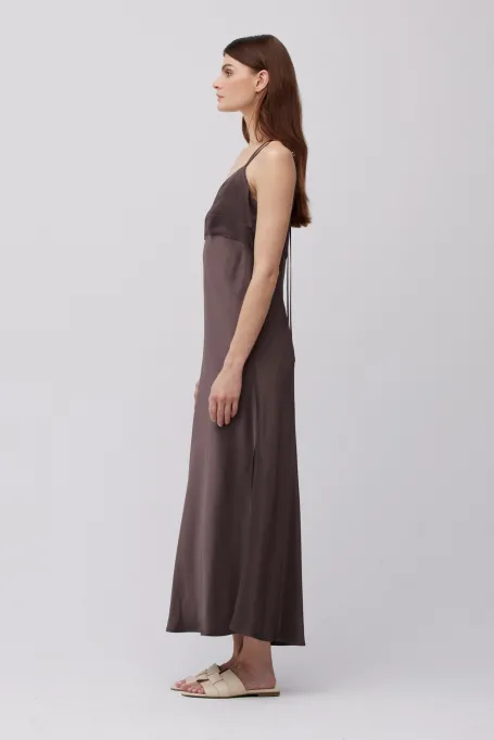 Dlouhá čokoládová šaty s uvazováním na krku