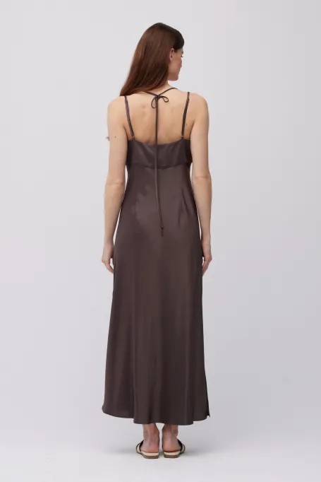 Dlouhá čokoládová šaty s uvazováním na krku