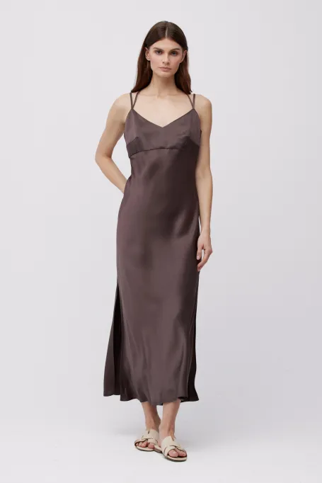 Dlouhá čokoládová šaty s uvazováním na krku