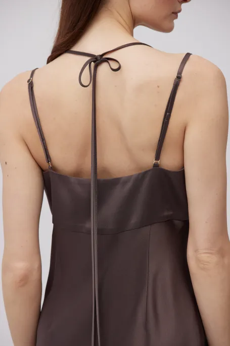 Dlouhá čokoládová šaty s uvazováním na krku