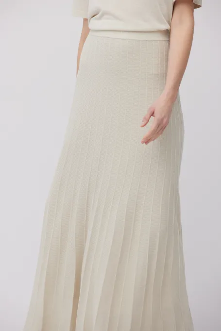 Dlouhá plisé sukně taupe
