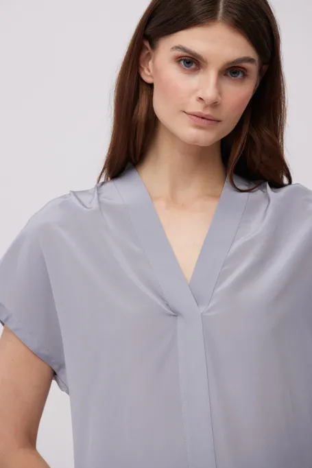 Šedá hedvábná blůza s výstřihem do V