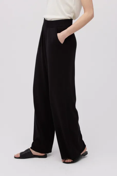 Černé široké kalhoty ze saténu