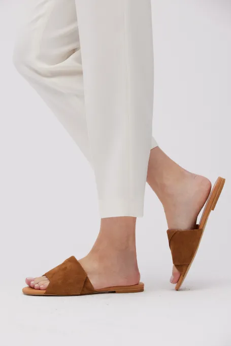 Klapky z nubukové kůže