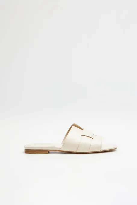 Bílé ploché kožené pantofle se širokým páskem