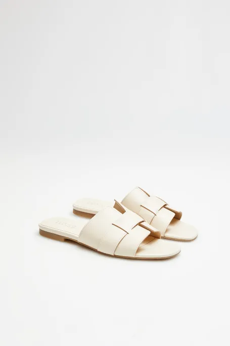 Bílé ploché kožené pantofle se širokým páskem