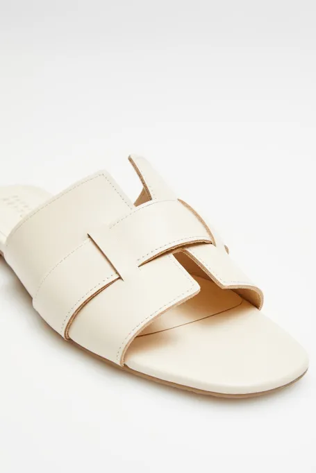 Bílé ploché kožené pantofle se širokým páskem