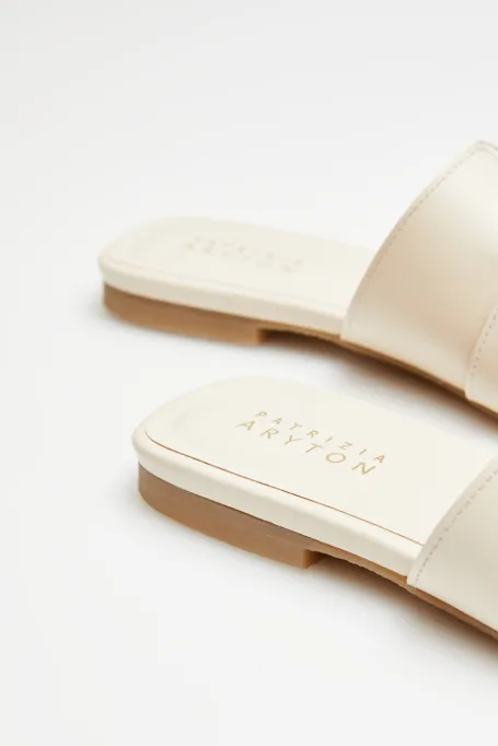 Bílé ploché kožené pantofle se širokým páskem