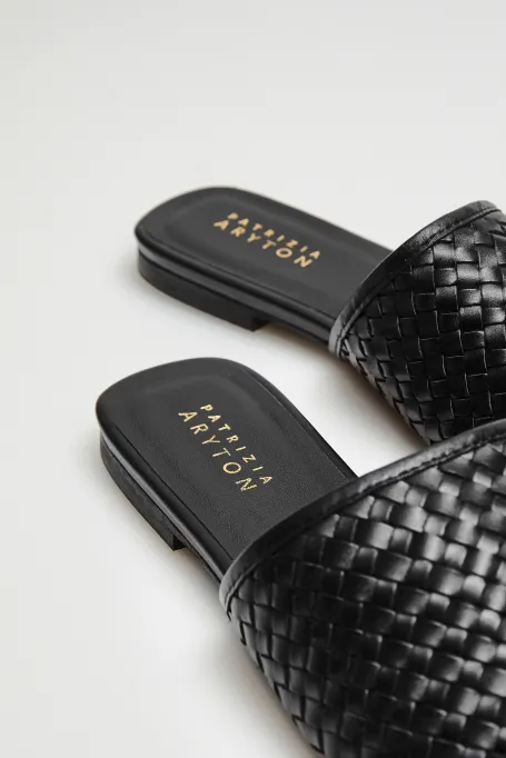 Černé kožené pantofle z pletené kůže