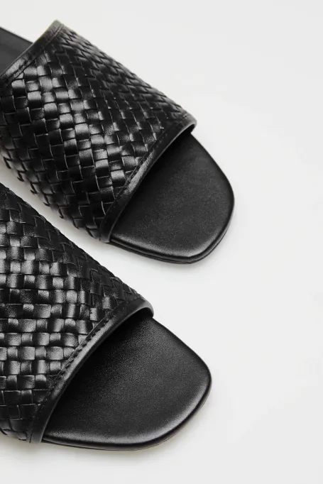 Černé kožené pantofle z pletené kůže