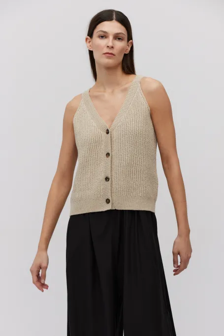 Bežový přiléhavý top na tenkých ramínkách se hedvábím