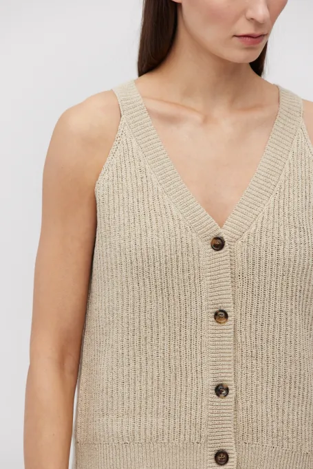 Bežový přiléhavý top na tenkých ramínkách se hedvábím