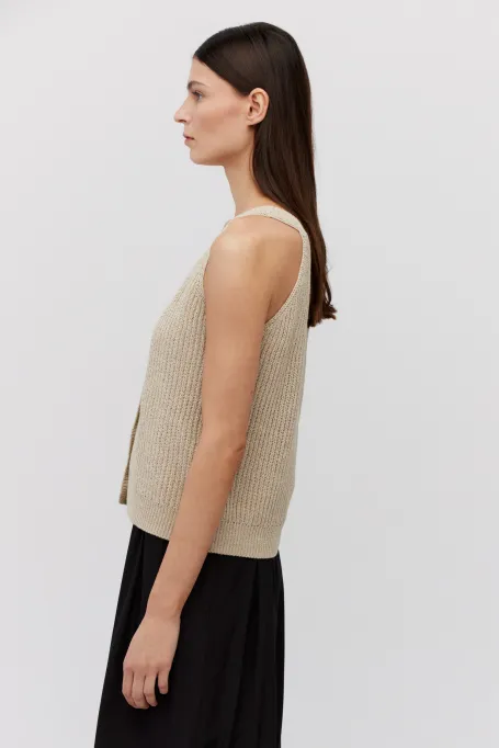 Bežový přiléhavý top na tenkých ramínkách se hedvábím