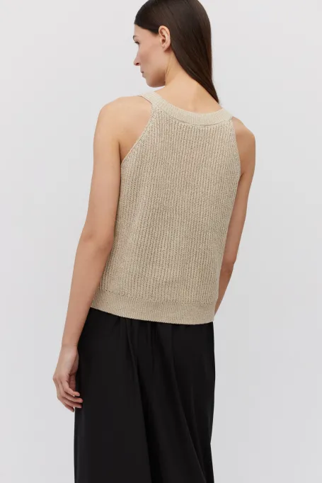 Bežový přiléhavý top na tenkých ramínkách se hedvábím