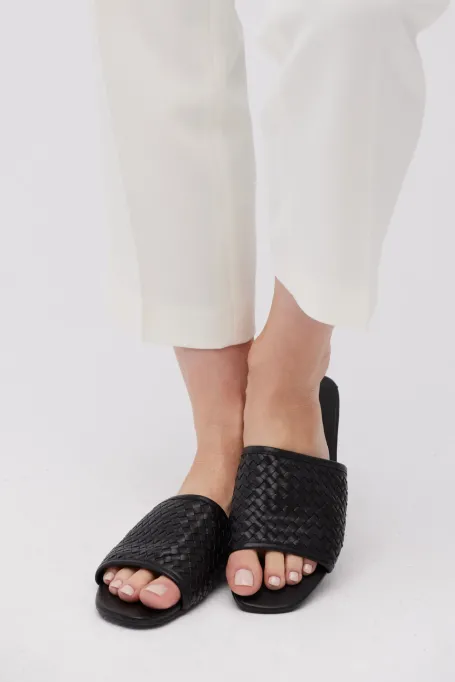 Černé kožené pantofle z pletené kůže