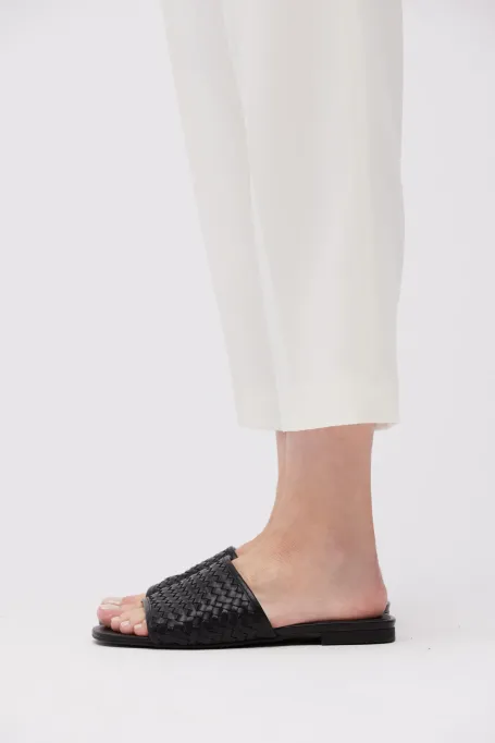 Černé kožené pantofle z pletené kůže