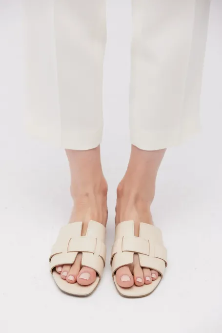 Bílé ploché kožené pantofle se širokým páskem