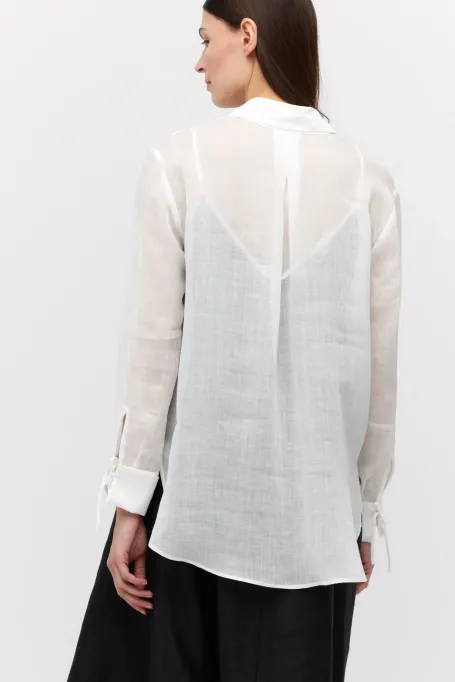 Bílá volná košile z ramie