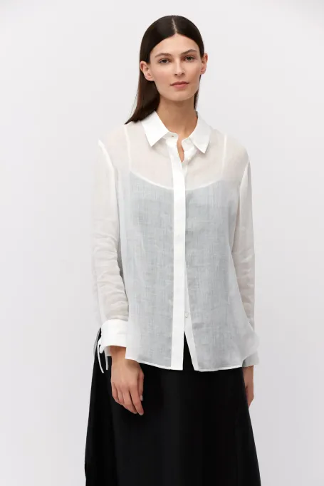 Bílá volná košile z ramie