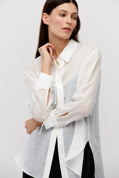 Bílá volná košile z ramie