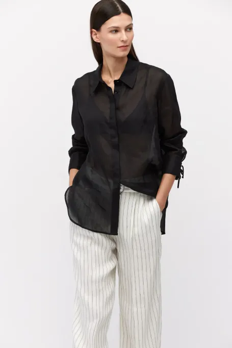 Černá košile z ramie