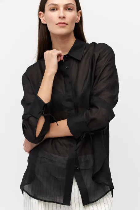 Černá košile z ramie