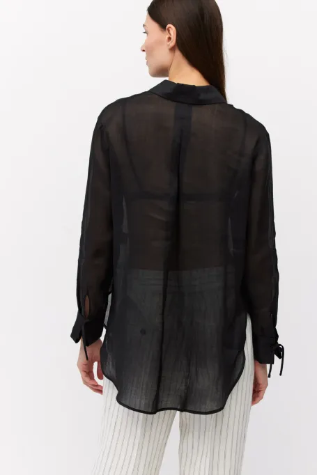 Černá košile z ramie