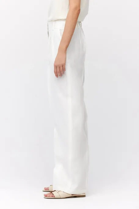 Bílé lněné kalhoty s širokými nohavicemi