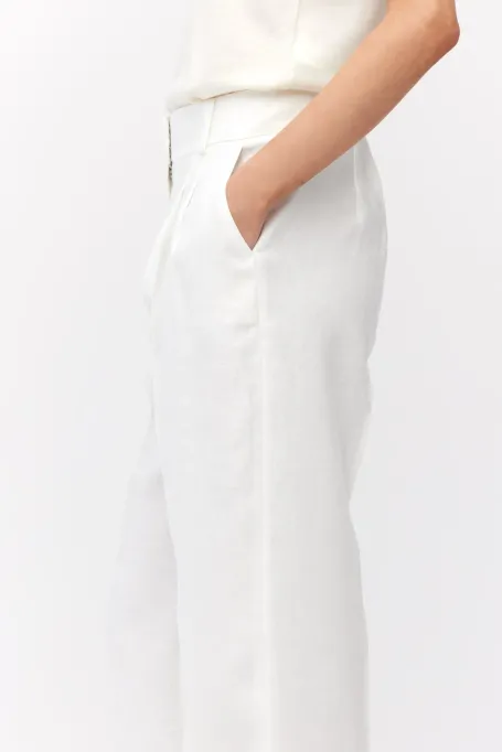 Bílé lněné kalhoty s širokými nohavicemi